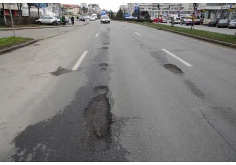 CAPCANE ÎN "CASCADĂ". Imediat după intersecţia cu Decebal, pe sensul de mers spre strada Transilvaniei, Bulevardul Dacia se umple de gropi "în serie" greu de evitat